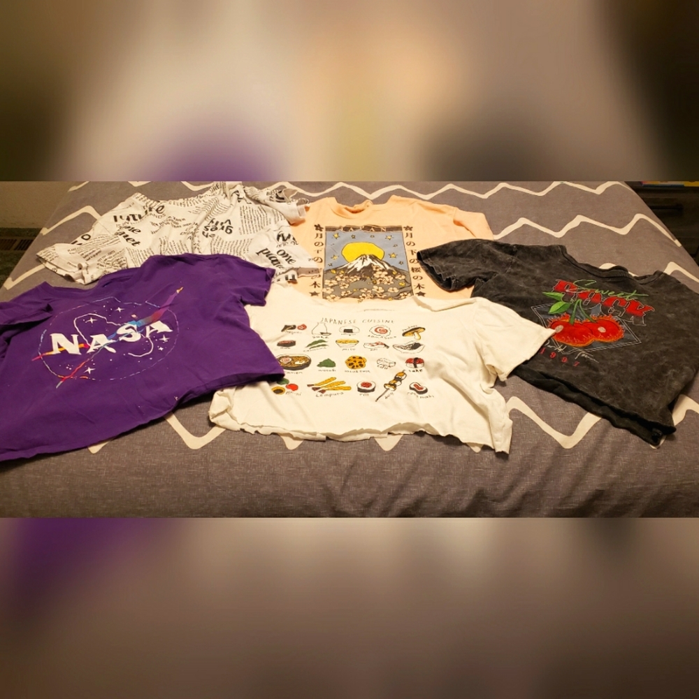 Medium crop tops